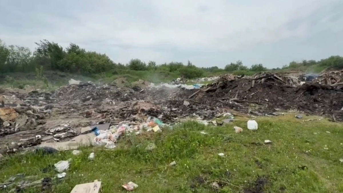 В Иркутской области на берегу Ангары прокуратура проверяет опасную свалку