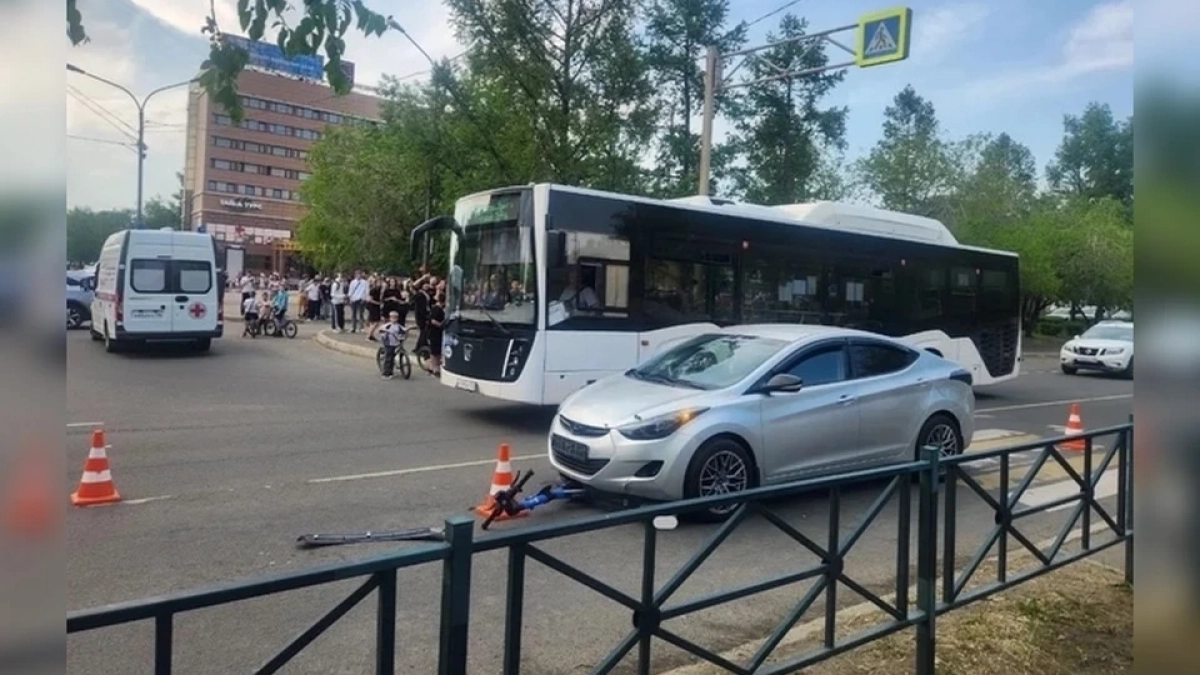 В Иркутской области электросамокат с двумя седоками влетел в иномарку на “зебре”