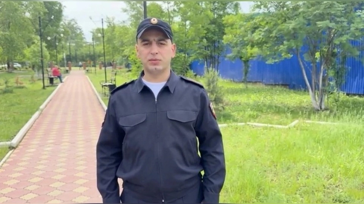 В Иркутской области полицейский отогнал стаю собак от упавшего на землю мальчика