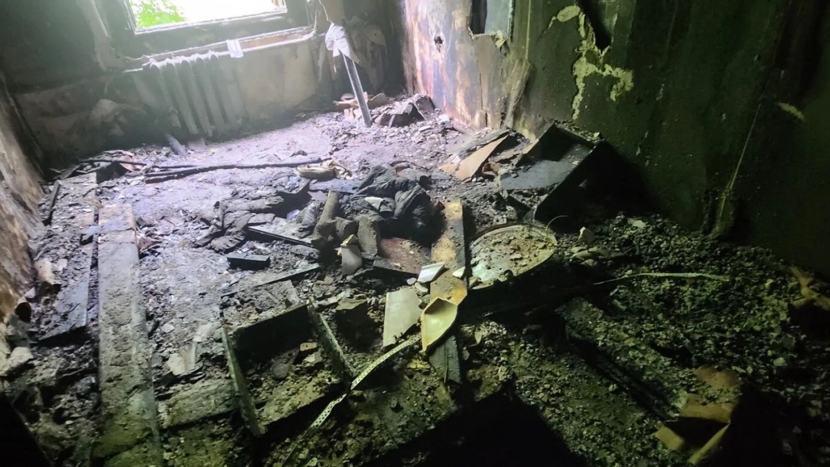 Заброшенное строение загорелось в Усолье-Сибирском