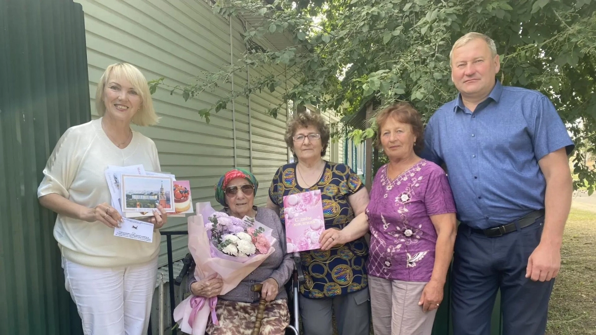 В Усолье-Сибирском с 96-летием поздравили труженицу тыла
