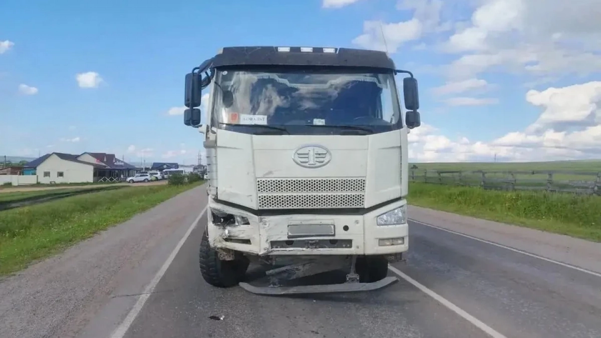 В Иркутской области водитель не пропустил фуру и спровоцировал ДТП: подросток попал в реанимацию