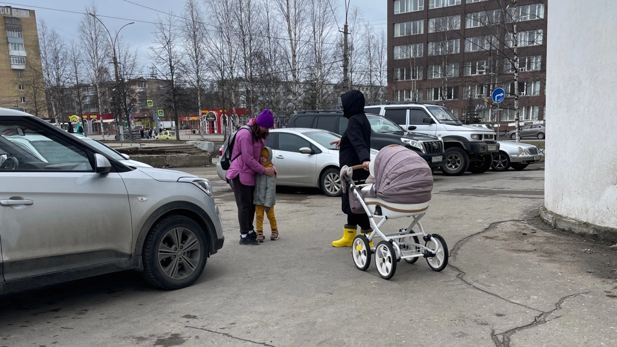 Как отвечать на бестактное «Почему ребёнок на вас совсем не похож?»: психолог объяснила, как одной фразой поставить любопытных на место