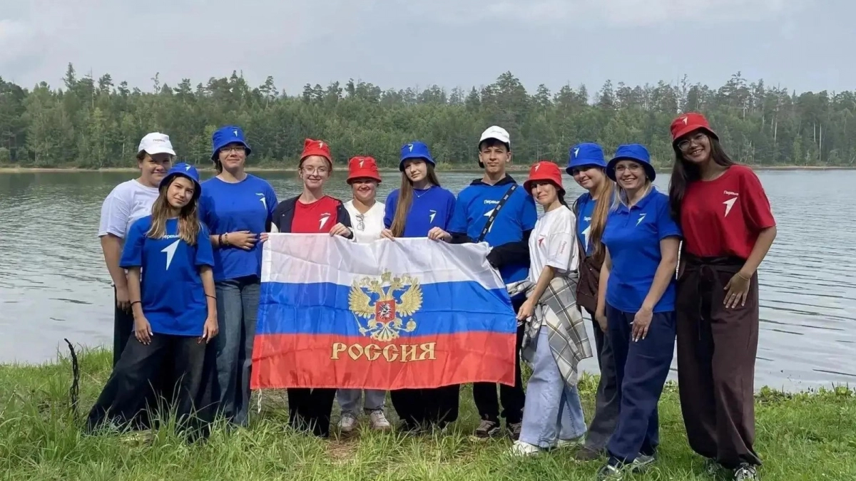 Школьники Иркутской области отметили День флага походами и участием в «Зарнице 2.0»