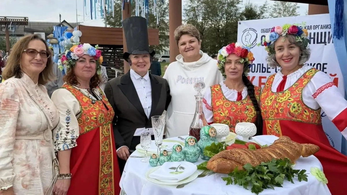 Делегация из Усолья представила рыбный пирог на фестивале в Свирске