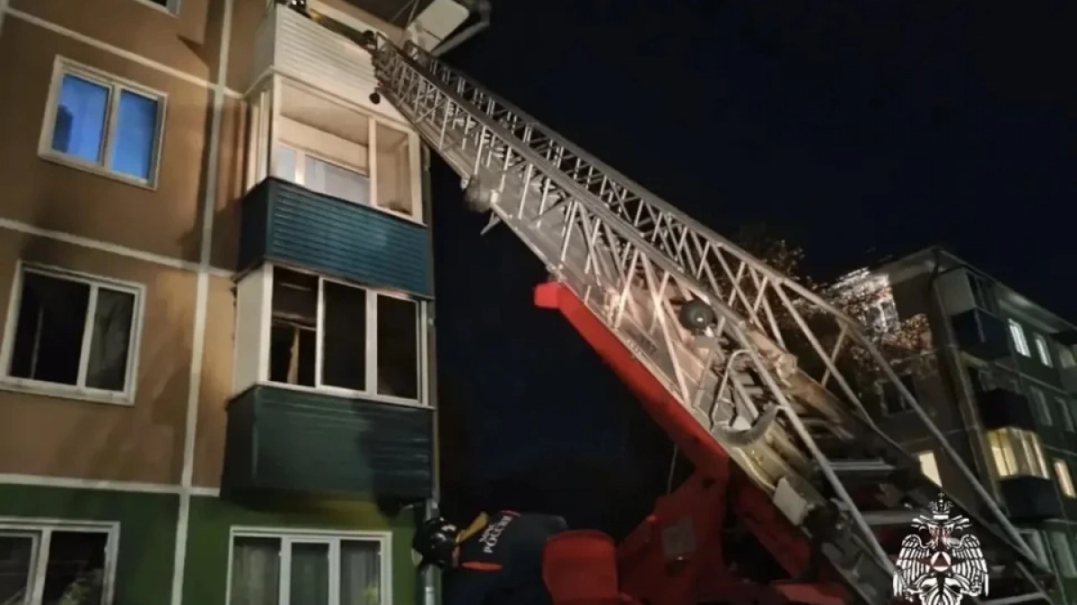В Усолье-Сибирском из горящей квартиры эвакуировали 11 человек