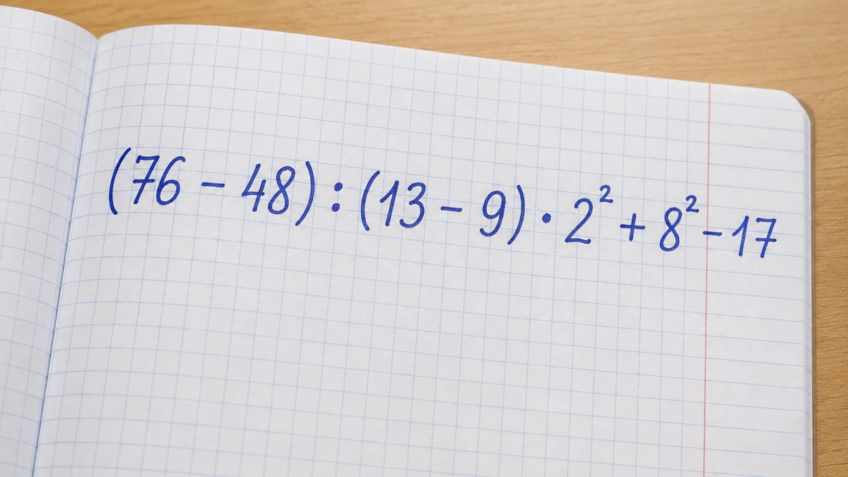 Мозги ещё помнят школьные правила? Решите в уме (76 − 48) : (13 − 9) · 2² + 8² − 17