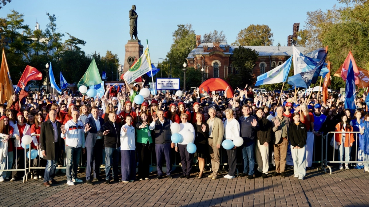 Пять тысяч студентов прошли парадом у памятника Александру III в Иркутской области