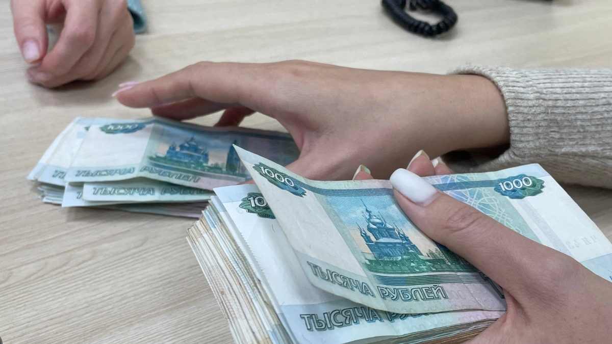 В Иркутской области иностранцу выписали штраф за попытку вывезти 2,4 миллиона рублей