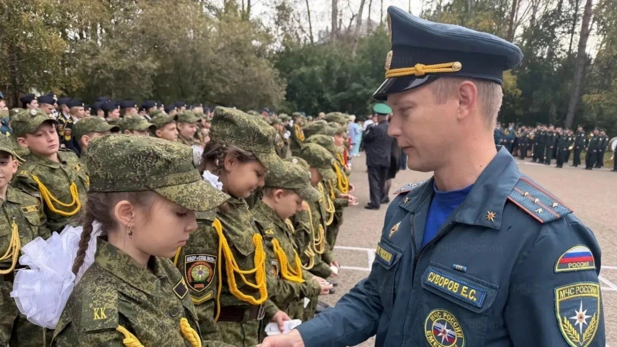 В одной из школ Иркутской области прошла церемония посвящения в кадеты МЧС