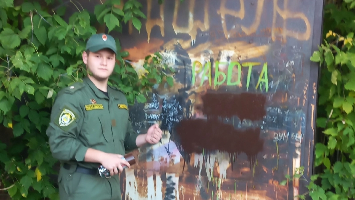 В Усолье-Сибирском юные казаки очищают школы от опасных объявлений