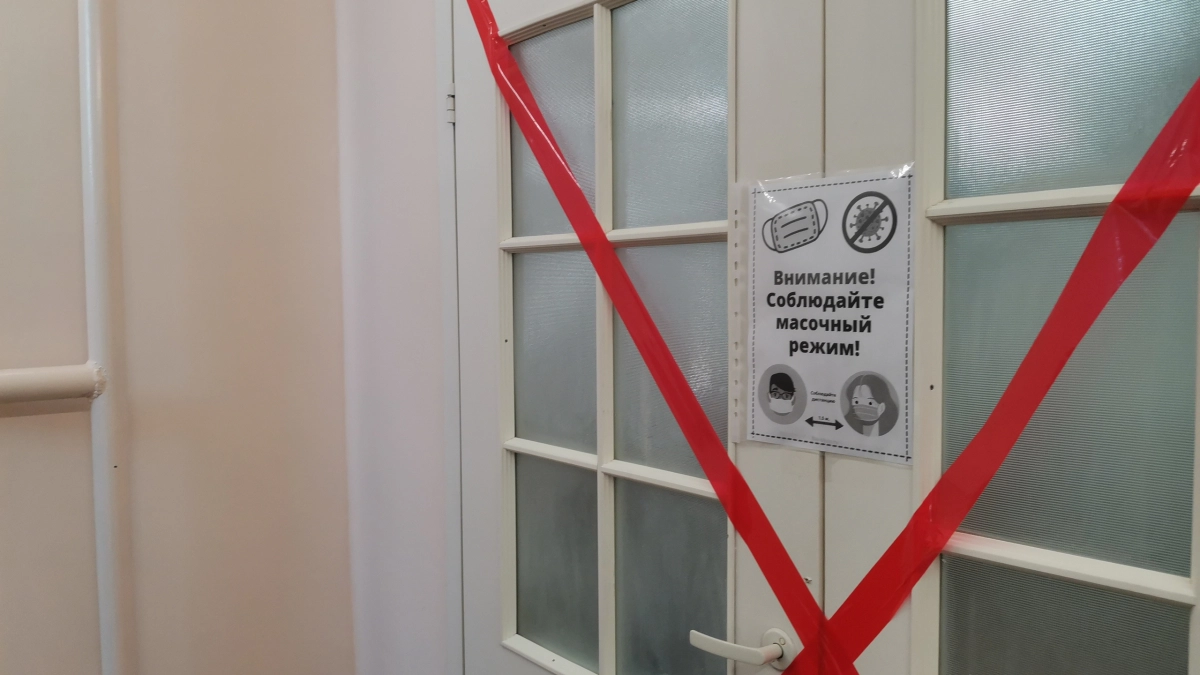 В районе Иркутской области несколько отделений больницы ушли на карантин