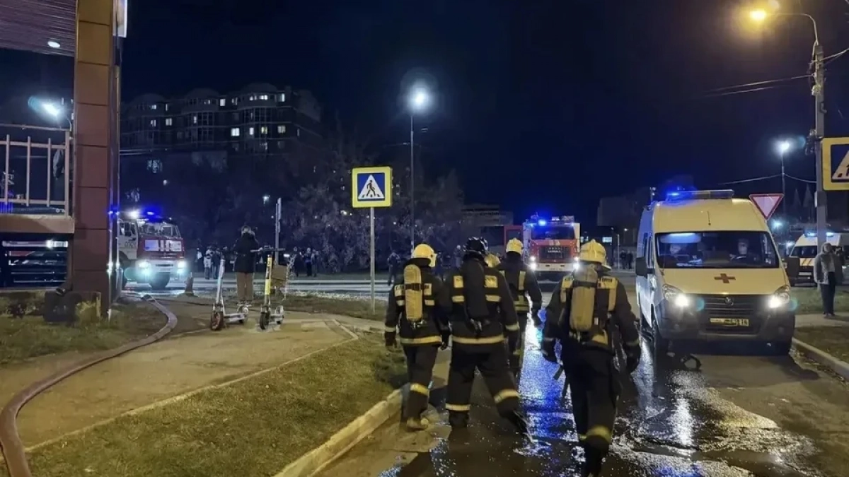 В Иркутской области из горящей высотки спасли 8 человек