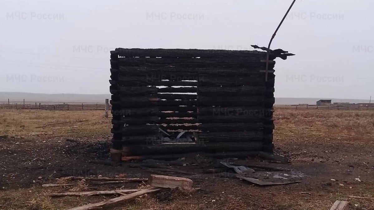 В Иркутской области огонь охватил 30 квадратных метров заброшенного здания из-за игры ребёнка со спичками