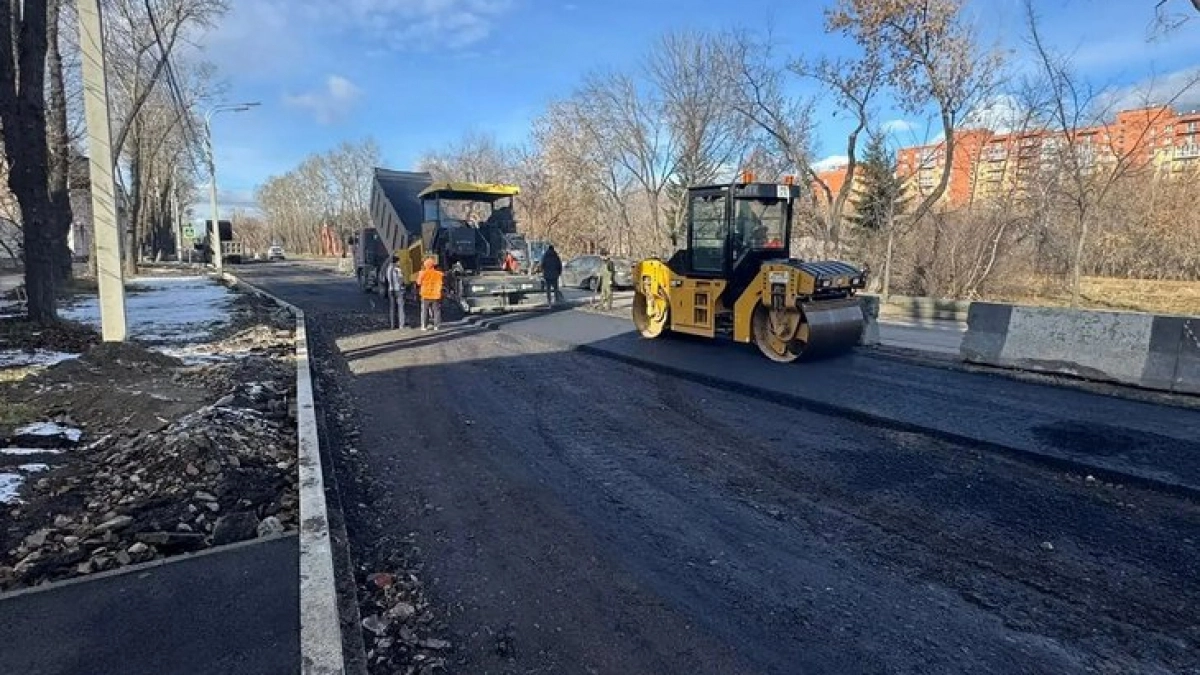 В Иркутской области дорожники за сутки уложили более 1 400 тонн асфальта на четырёх улицах