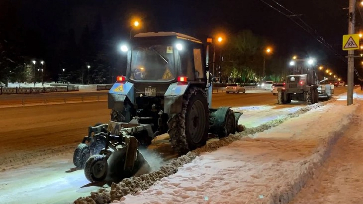 Дорожники в Иркутской области круглосуточно убирают снег с улиц