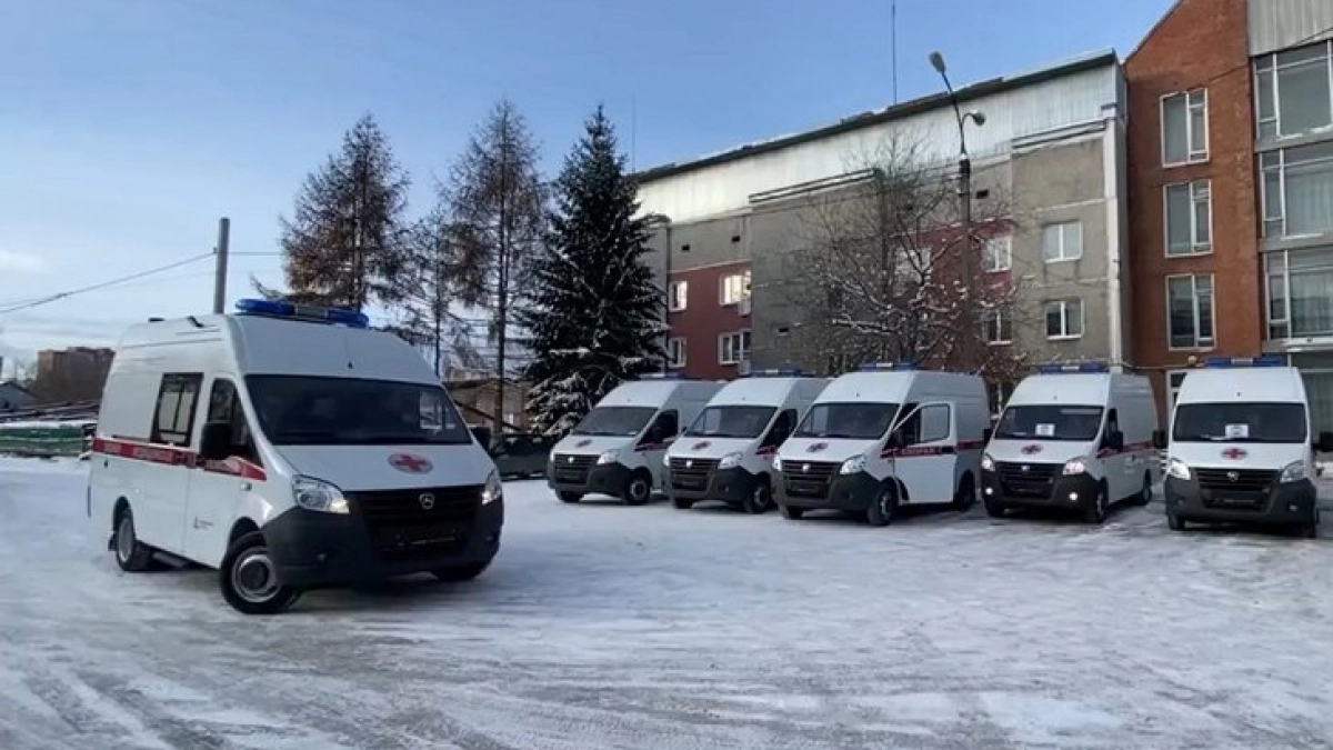 Медики Иркутской области получили 15 новых машин скорой помощи