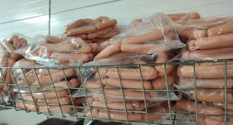 Можно смело брать по 2 пачки – там чистое мясо: Роскачество назвало лучшие марки сосисок и сарделек