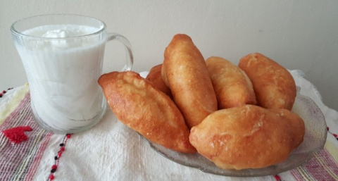 1 стакан кефира — и гора моментальных пирожков к чаю готова: такие вкусные, что домашние уплетают их моментально