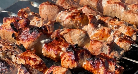 В Греции шашлык готовят только так: не мясо, а волшебство — нежнее сливочного масла