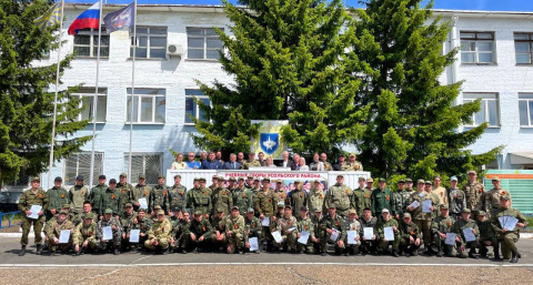 Усольские юноши примеряют солдатский мундир