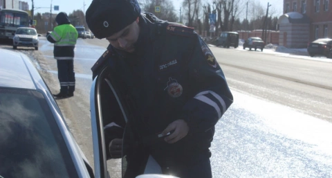 Автоюрист раскрыл, какие 3 документа ни в коем случае не надо показывать инспектору ГАИ