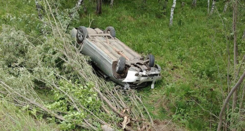 Автомобиль с ребенком перевернулся в Иркутской области