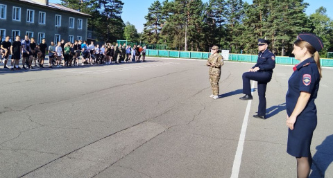 Усольский полицейский заряжает "Зарницу"