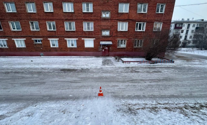 В Усолье-Сибирском ребенок скатился со стихийной горки под иномарку