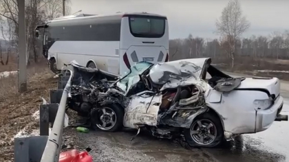 В Усолье-Сибирском водитель иномарки выехал “на встречку” и протаранил пассажирский автобус