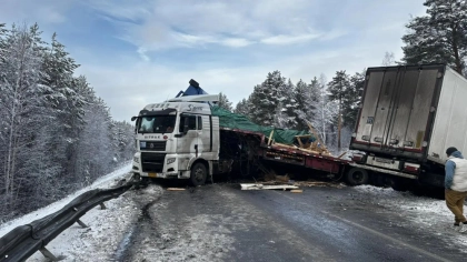 В Иркутской области фуры перекрыли федеральную трассу: один водитель погиб